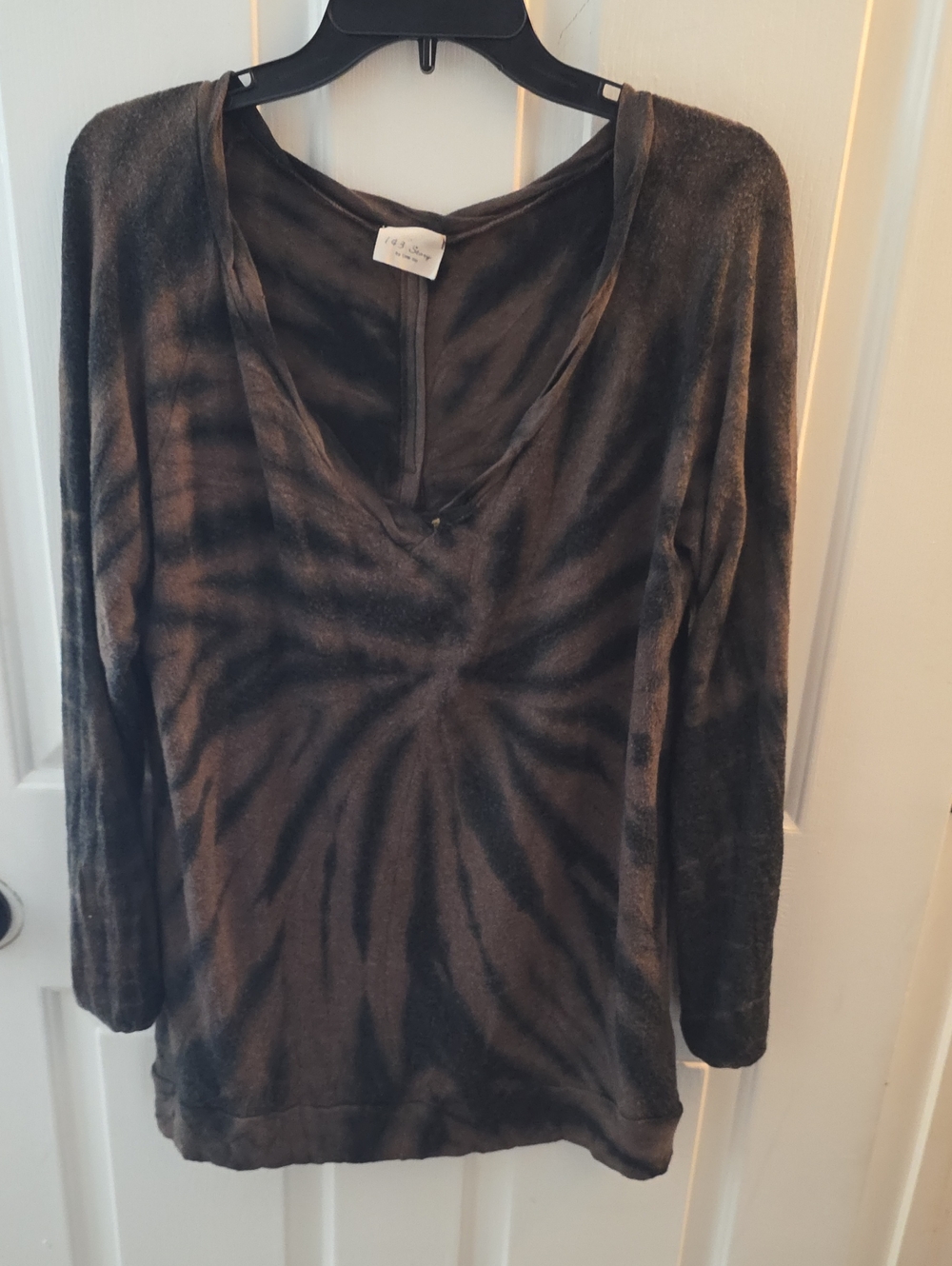 1.4.3. Story by Line Up V-Neck Long Sleeve Tie-Dye Top - Black & Brown
